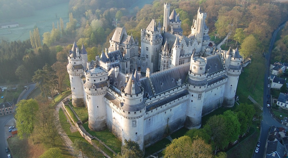 Vue aérienne du château de Pierrefonds dans l'Oise (60)
