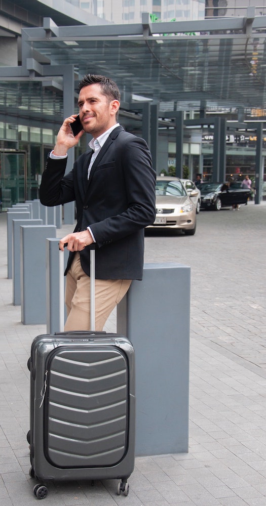 Passager avec une valise à la sortie de l'aéroport